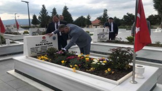 Bayramlaşmak için toplanan AK Partiler şehitliği ziyaret etti