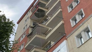 Beylikdüzünde şiddetli rüzgardan binanın balkonu çöktü