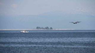 Beyşehir Gölü üzerinde bot ve paraşütçü atma tatbikatı
