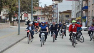 Bilecikte pedallara bisikletli ulaşımı artırmak ve temiz çevre için basıldı