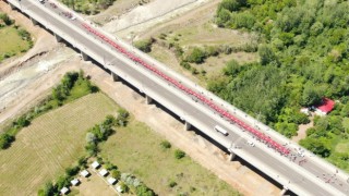 Bingölde 200 metrelik Türk bayrağıyla yürüdüler