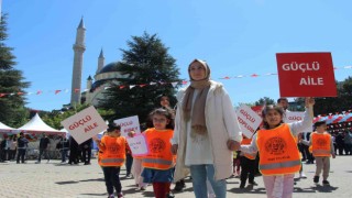 Bingölde aileler ve çocuklardan kortej yürüyüşü