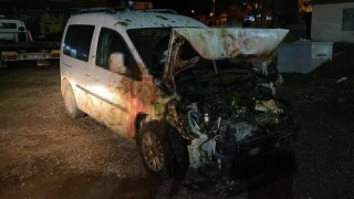 Bingölde hafif ticari araç sürüye çarptı: 6 kişi yaralandı, 50 koyun telef oldu