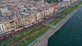 Binlerce İzmirli genç, 350 metrelik Atatürk posterini taşıdı