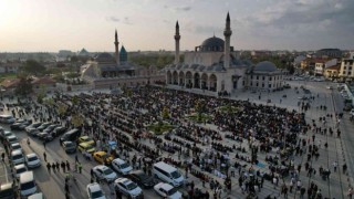 Binlerce vatandaş bayram namazı için Mevlana Meydanında buluştu