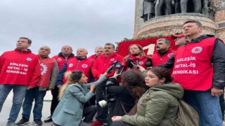 Birleşik Metal-İş Sendikası ve DİSK üyeleri Taksimdeki Cumhuriyet Anıtına çelenk bıraktı