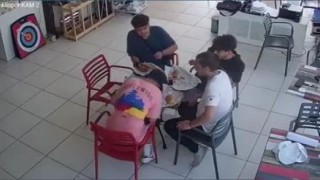 Boğazına biber kaçan genci arkadaşının heimlich manevrası hayata döndürdü