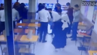 Boğazına yemek kaçan kadını, Heimlich manevrasıyla kurtardı
