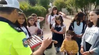 Bölge trafik polis ekipleri çocukların bayramını kutladı