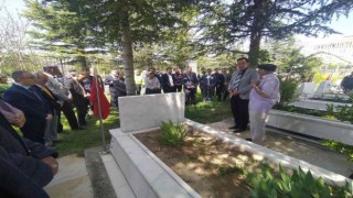 Bolvadinde protokol önce şehitlere dua etti ardından mezarları temizledi