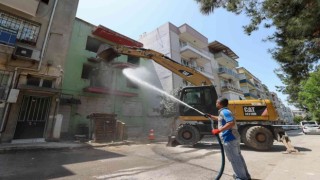 Bucada riskli yapıların yıkımı sürüyor