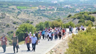 Burdurlu doğa severler antik kente yürüyüp mesire alanında stres attı