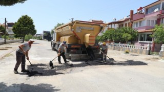 Burhaniyede bozulan yollar asfaltlanıyor