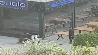 Bursa‘da alkollü genç, kız arkadaşını sokak ortasında darp etti