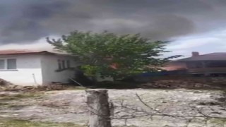 Bursada çıkan yangında iki ev ve bir traktör küle döndü