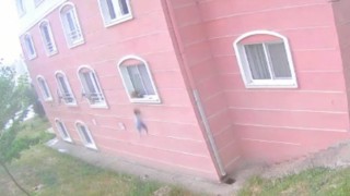 Bursada çocuğun 5. kattan düşme anı kamerada