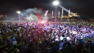 Bursada on binlerce kişi Trabzonsporun şampiyonluğunu kutladı