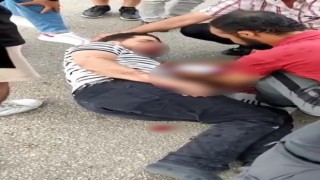 Bursada otomobile çarpan motosiklet sürücüsü kanlar içerisinde kaldı