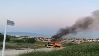 Bursada sahibinin gözü önünde aracı alev alev yandı