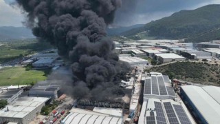 Bursadaki fabrika yangınında otomobili böyle uzaklaştırdılar