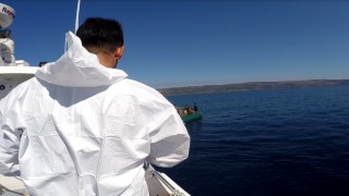 Çanakkale açıklarında ölüme terk edilen 30 düzensiz göçmen kurtarıldı