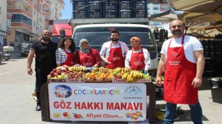 Canı meyve çeken çocuklara ‘Göz Hakkı Manavından ücretsiz meyve dağıtıldı