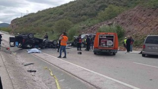 Çankırıda hafif ticari araç ile minibüs çarpıştı: 3 ölü, 12 yaralı