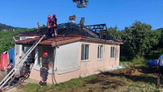 Çatıda çıkan yangın paniğe sebep oldu