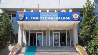 CHPli Deniz Baykal ve MHPli eski yöneticilere ait müstehcen görüntülerin dağıtılmasına ilişkin 2 polis tutuklandı