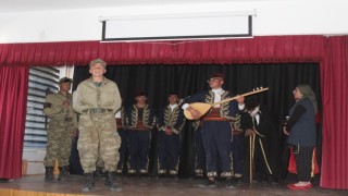Çıldırda Aşık Şenlik tiyatrosu sergilendi