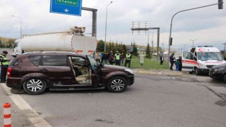 Ciple otomobil kavşakta çarpıştı: 2 yaralı