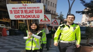 Çocuklar trafik güvenliğine dikkat çekmek için yürüdü