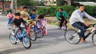 Çocukluk hayalini gerçekleştirdi: 150 çocuğa bisiklet dağıttı