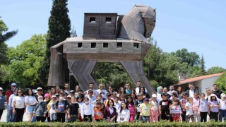 ÇOMÜ öğrencileri, ilkokul öğrencilerini Troya müzesine götürdü