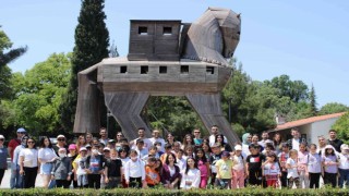 ÇOMÜ öğrencileri, ilkokul öğrencilerini Troya müzesine götürdü