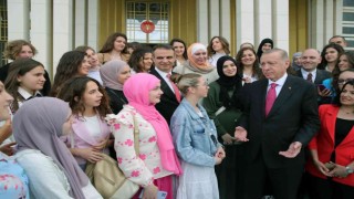 Cumhurbaşkanı Erdoğan, Sırbistan Novi Pazar Türk Kültür Merkezi öğrencilerini kabul etti