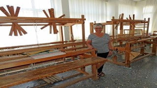 Danimarkalı Conny, dokuma tezgahlarını Çeşme Halk Eğitime bağışladı