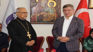 Davutoğlu, Mersinde Hristiyan cemaatiyle buluştu