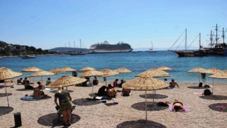Dev gemiden 265 turist inince esnaf şok oldu