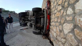Devrilen kamyon duvara çarptı: 1 ölü