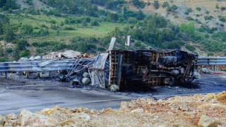 Devrilen kamyonetteki tüpler bomba gibi patladı: 2 yaralı