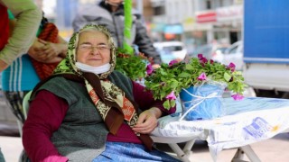 Didim Belediyesinden kadınlara binlerce çiçek