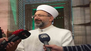 Diyanet İşleri Başkanı Erbaş, bayram namazında İngilizce hutbe okudu