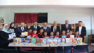 Domaniçteki okul kütüphanelerine kitap bağışı