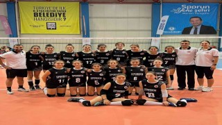 Döşemealtı Kız Voleybol Takımı yarı finalde