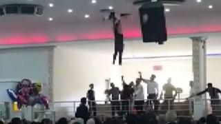 Düğünün davetsiz misafiri davetlileri hem şoke etti hem korkuttu