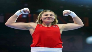 Dünya Kadınlar Boks Şampiyonası yarı final karşılaşmasında 81 kiloda ringe çıkan Şennur Demir, Polonyalı Lidia Maria Fidurayı mağlup ederek finale yükseldi.