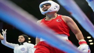 Dünya Kadınlar Boks Şampiyonasında 66 kiloda Busenaz Sürmeneli, yarı finalde Taylanddan Janjaem Suwannaphengi yenerek finale yükseldi.