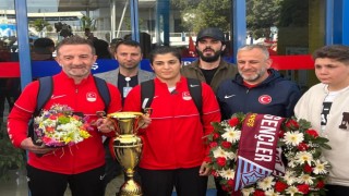 Dünya şampiyonu Busenaz Sürmeneli Trabzona mehteranla karşılandı