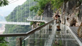 Dünyanın en uzun cam köprüsü Vietnamda açıldı